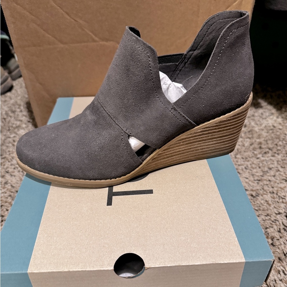 TOMS Kallie Cutout Grey Suede Bootie 8.5 NEW in Box